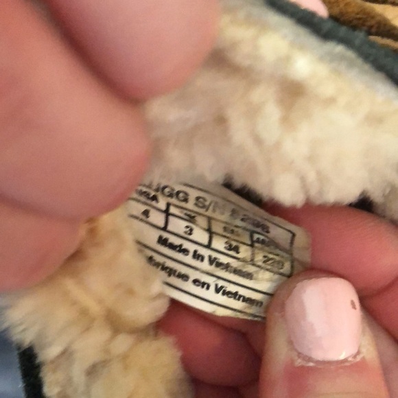 Ugg Dakota Slippers Black Size 4 in GUC - Picture 9 of 10